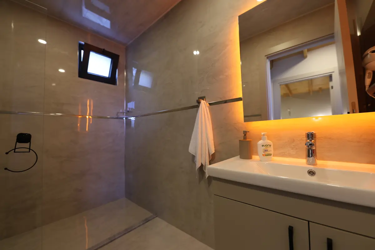 Modern banyo, ışıklı ayna