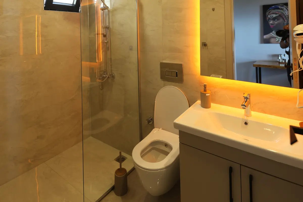 Modern banyo, ışıklı ayna ve duş