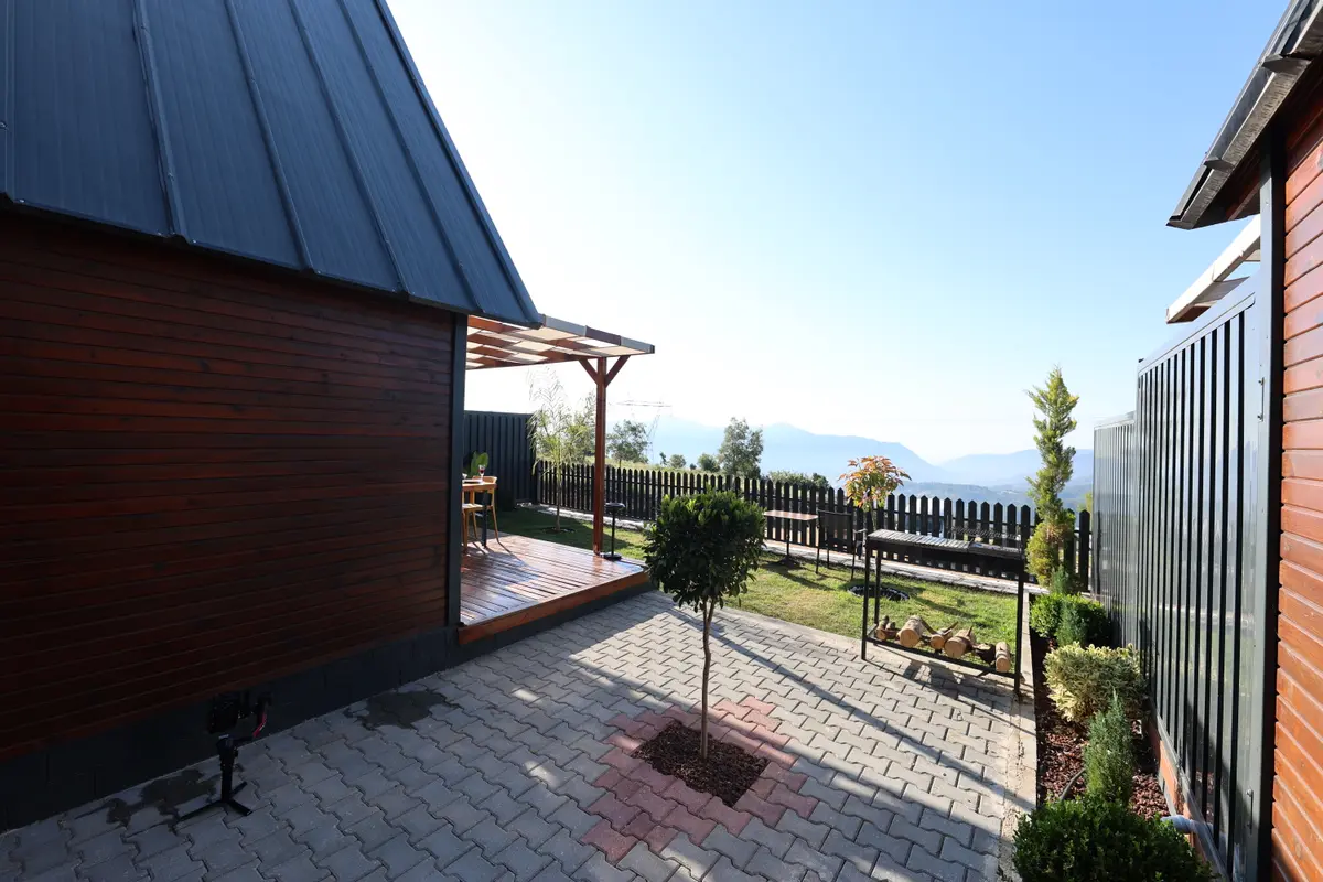 Belen Bungalov — sıralı ahşap bungalovlar, bahçe ve dağ manzarası