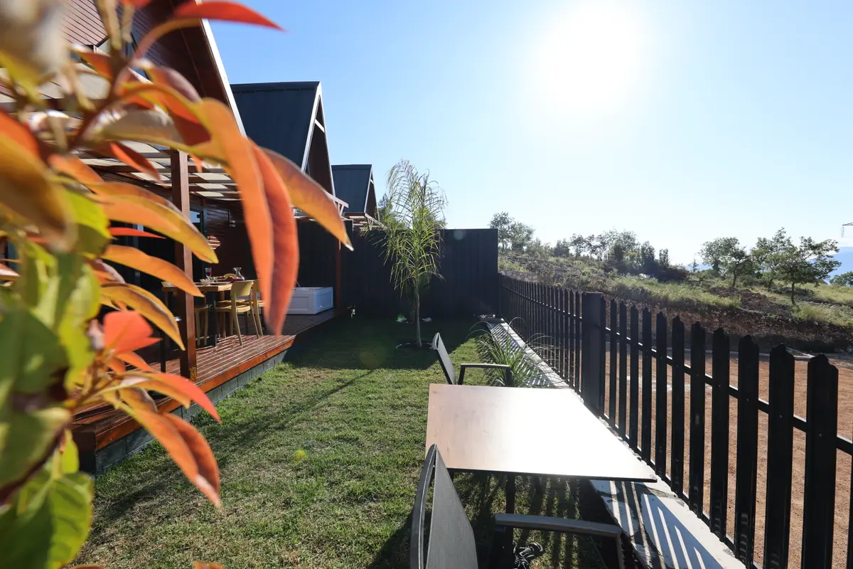 Bungalov dış görünümü, yeşil bahçe