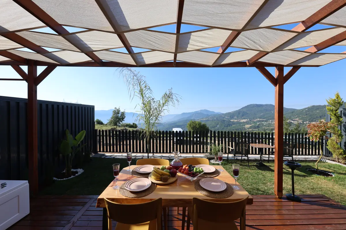Pergolalı veranda ve dağ manzarası