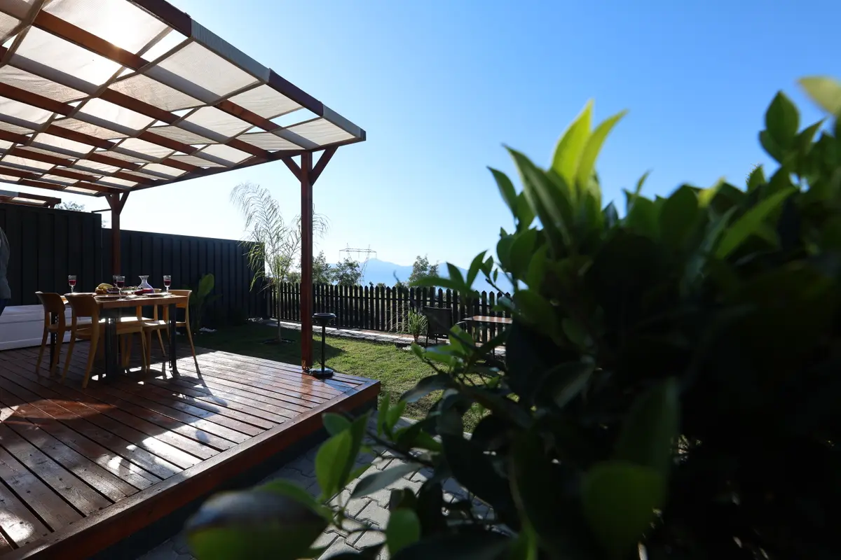 Verandadan yeşilliğe bakış