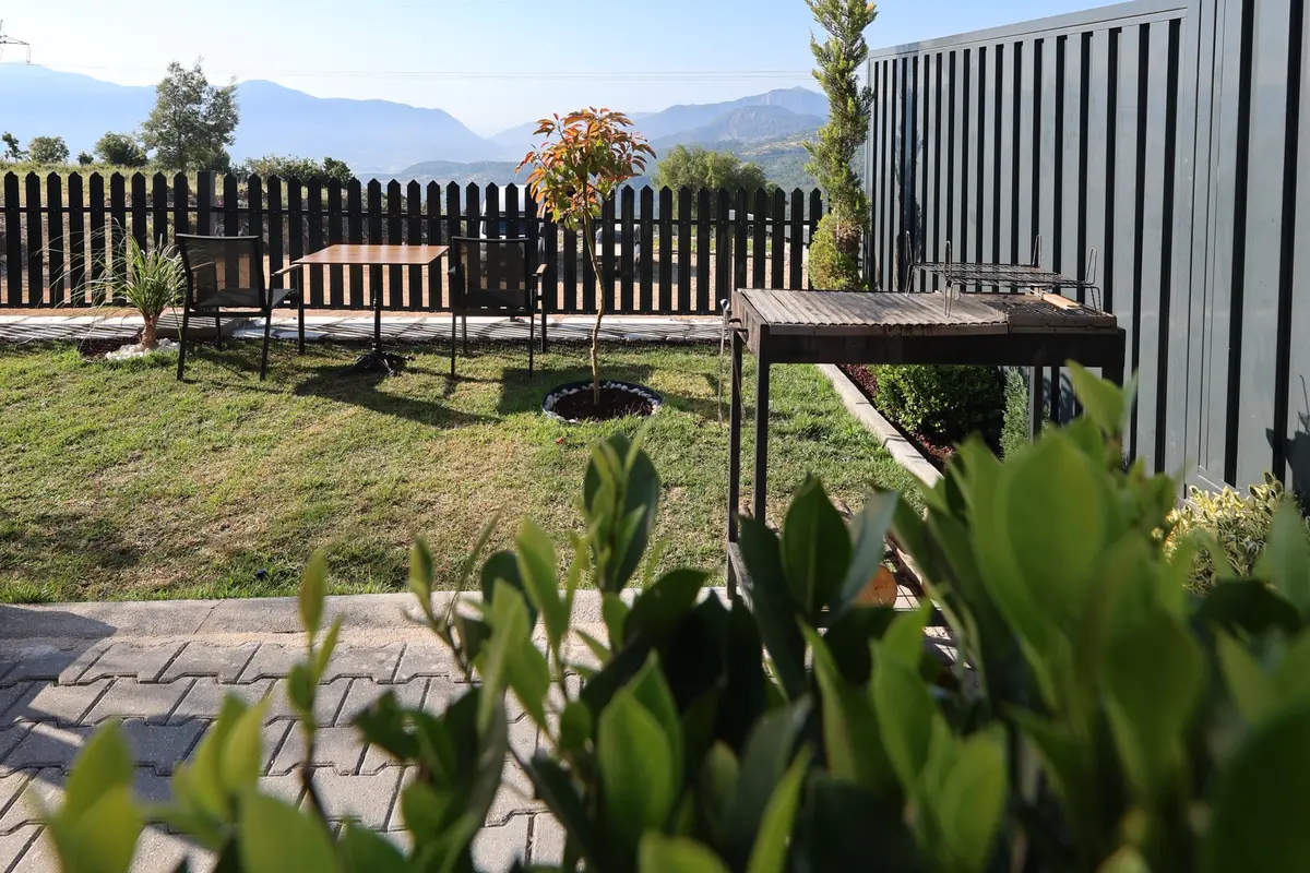 Bahçe ve barbekü alanı